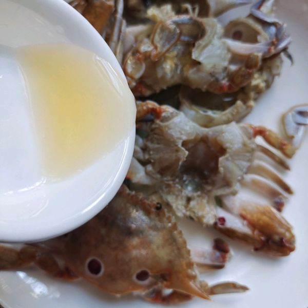 粉丝蟹的做法操作步骤第3步：放入太太乐宴会料酒1勺腌制去腥。