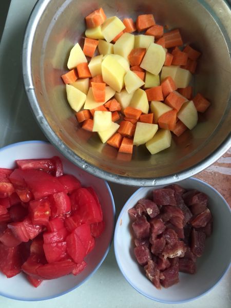 懒人版晚餐的做法操作步骤第1步：土豆，胡萝卜，牛肉，西红柿去皮切块备用。我买的是腌制过的牛排，所以不用去腥了。