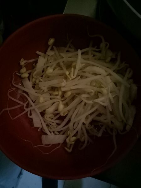 家常炒米线的做法操作步骤第2步：土豆豆芽悼水备用