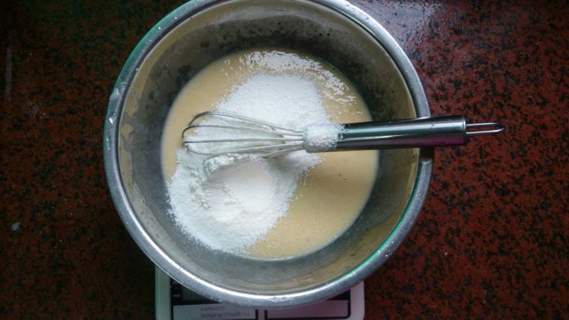 快手香蕉饼的做法操作步骤第3步：筛入面粉搅均匀