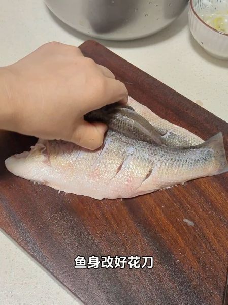 鱼的做法操作步骤第1步：给鲈鱼改上花刀