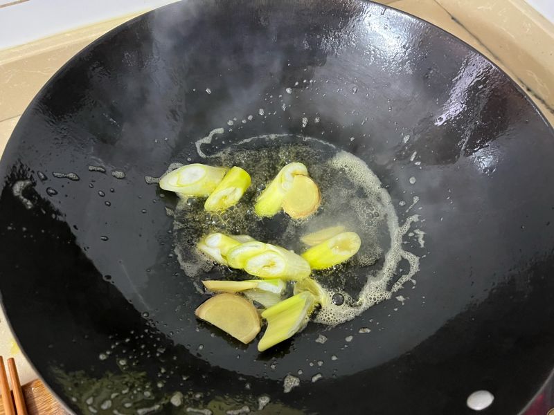 梅菜扣肉的做法操作步骤第3步：起锅烧油，葱姜搞里头