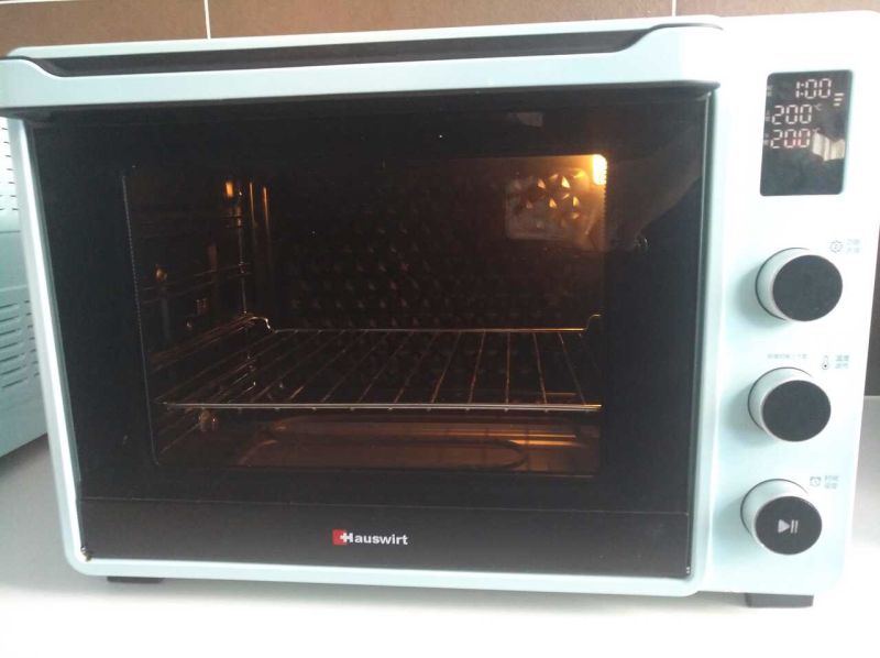 烤红薯烤箱版的做法操作步骤第1步：洗红薯前先把烤箱200度预热（海氏C45烤箱）