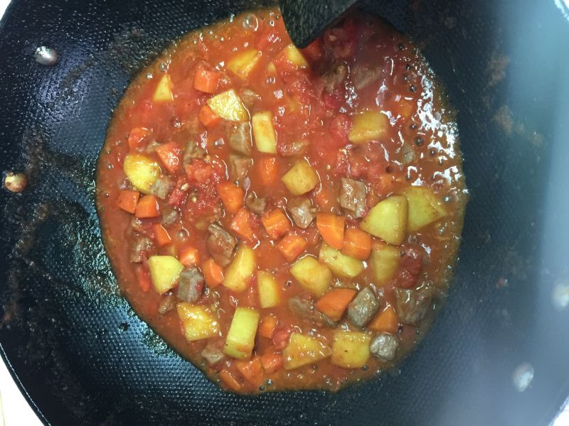 懒人版晚餐的做法操作步骤第8步：倒入刚才的土豆胡萝卜牛肉块转大火2分钟后盖上锅盖转小火3分钟后关火闷5分钟。切忌闷的时候不要开锅盖。