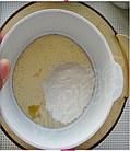 葡式蛋挞的做法操作步骤第7步：筛入低粉，成蛋挞水