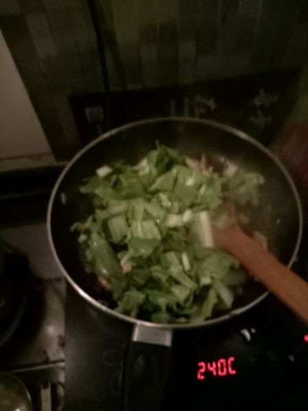 家常炒米线的做法操作步骤第5步：倒入绿菜煸炒，然后倒入土豆豆芽