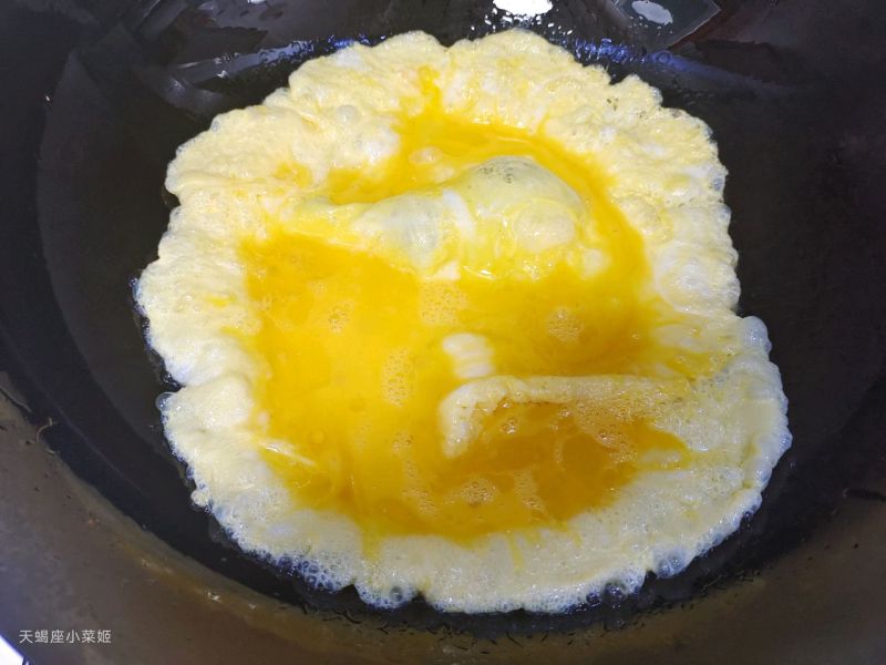 鱼香鸡蛋的做法操作步骤第8步：鸡蛋定型后炒成大块