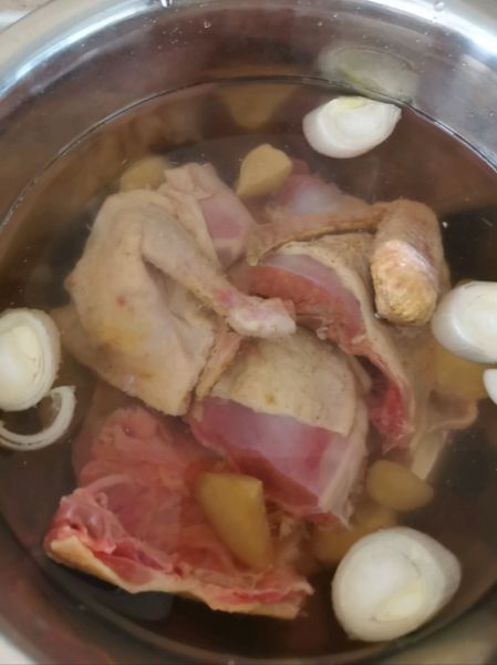 滋补美味鸽子汤的做法操作步骤第1步：鸽子清洗干净，切成四块，放葱姜盐加水泡半个小时，泡掉血水，清洗干净