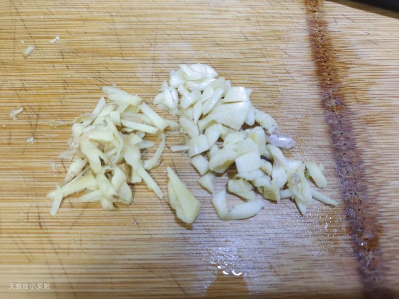 鱼香鸡蛋的做法操作步骤第2步：姜蒜切碎备用