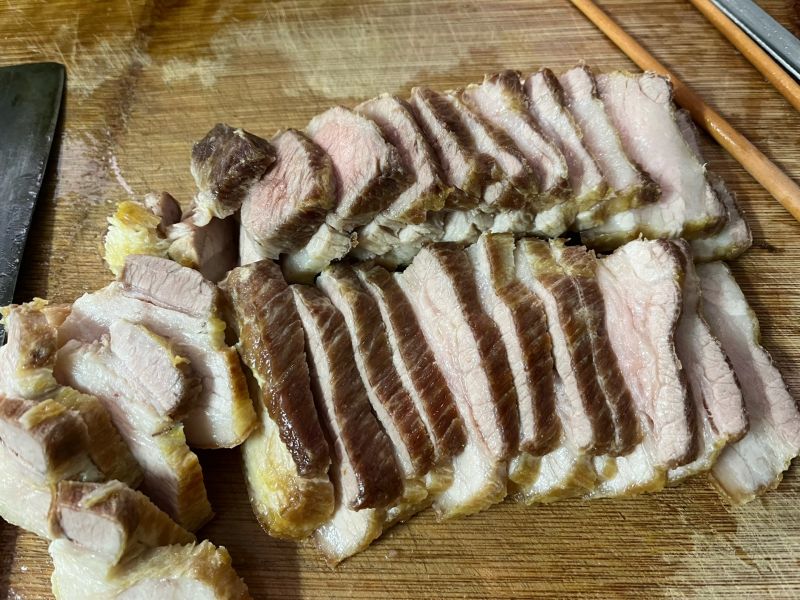 梅菜扣肉的做法操作步骤第6步：冷却好的肉切片