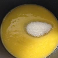 芒果果冻的做法操作步骤第3步：在锅中烧热芒果汁，将白糖放入，充分搅拌使其完全溶解，然后放入步骤2，拌匀。最后放入芒果粒