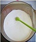 葡式蛋挞的做法操作步骤第4步：小火加热，边加热边搅拌，直至砂糖融化。离火放凉