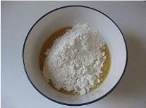 葱花鸡蛋饼的做法操作步骤第2步：加入面粉
