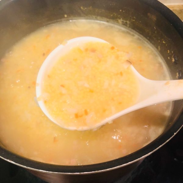 蔬菜粥的做法操作步骤第4步：15分钟之后粥很粘稠了。把菠菜放进去。在搅拌一下 30秒就好了