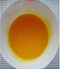 葡式蛋挞的做法操作步骤第5步：取蛋黄，搅匀