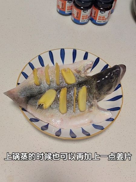 鱼的做法操作步骤第3步：在鱼的后背铺上姜片