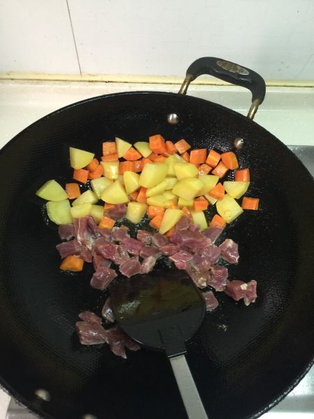 懒人版晚餐的做法操作步骤第4步：加牛肉块翻炒3分钟