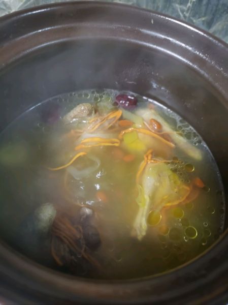 滋补美味鸽子汤的做法操作步骤第3步：加适量盐，再煮十分钟