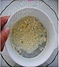 葡式蛋挞的做法操作步骤第8步：将蛋挞水过滤，倒入蛋挞皮中八分满。