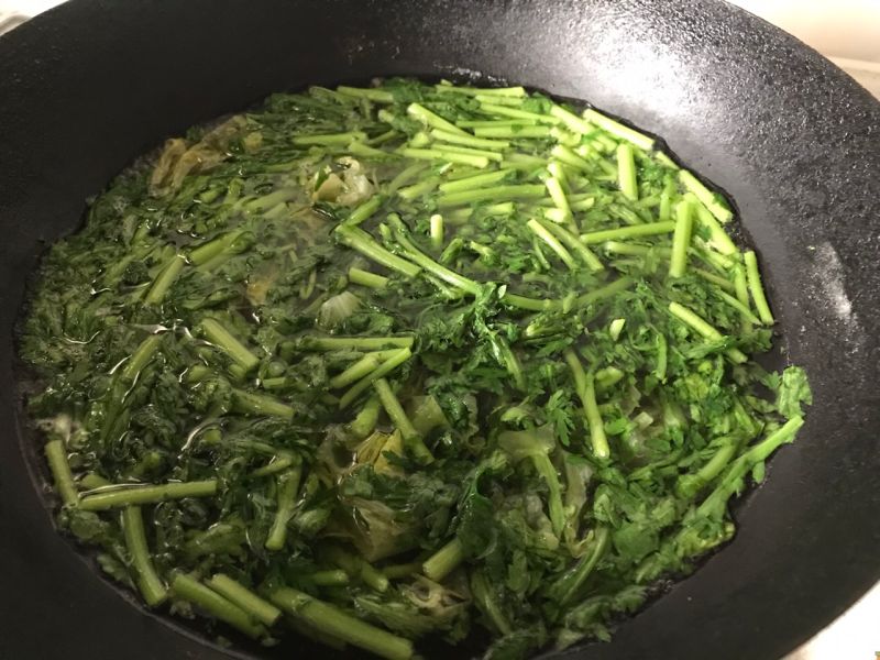 轻食晚餐的做法操作步骤第2步：不耐煮的绿叶菜，在锅里滚一下或见开即可；蔬菜捞出后下面条，我这个面直接泡即可，其他煮熟；