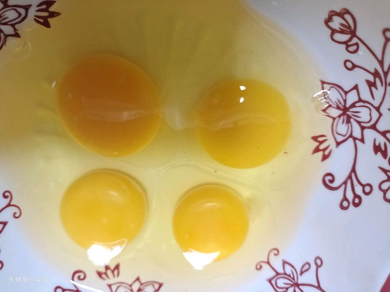 鱼香鸡蛋的做法操作步骤第5步：碗中打入四颗鸡蛋