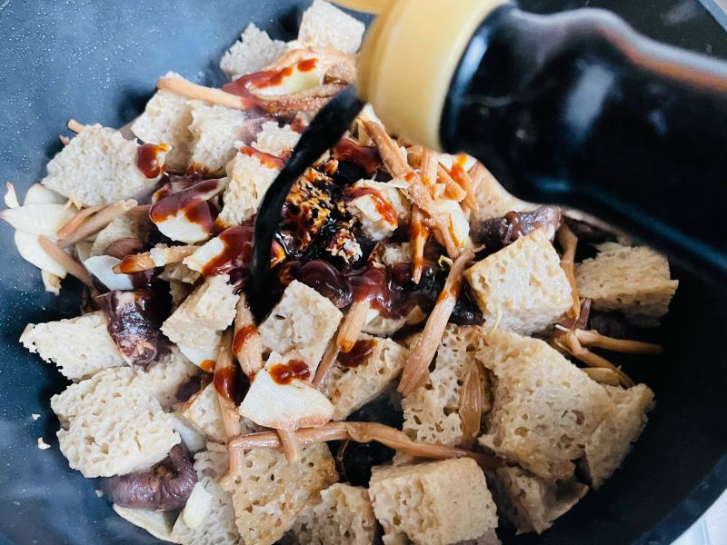 上海四喜烤夫的做法操作步骤第6步：加入太太乐原味鲜小炒鲜2勺