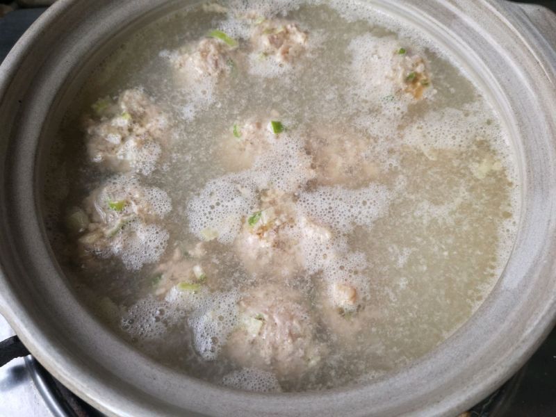 冬瓜丸子汤的做法操作步骤第10步：小火微开状态汆丸子。