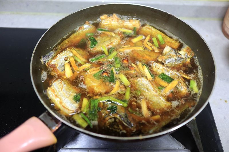鸡腿焖饭香喷的做法操作步骤第10步：葱段、姜丝、八角、盐、酱油、1碗热水同入带鱼锅中；