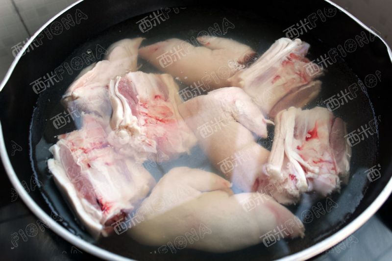花生炖猪蹄的做法操作步骤第2步：猪蹄选前蹄，剁块洗净，冷水下锅焯烫至发白。捞出洗净浮沫