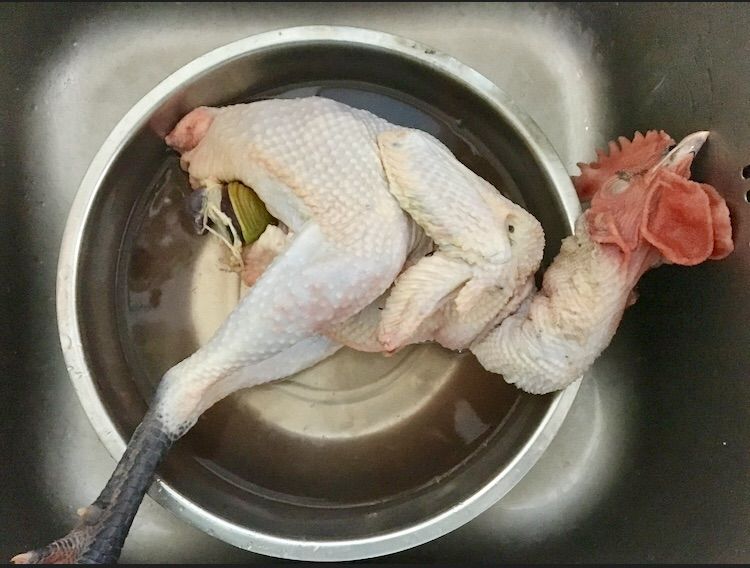 清炖鸡汤的做法操作步骤第1步：先把鸡洗干净