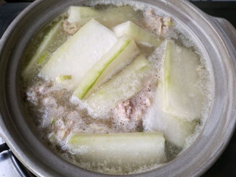 冬瓜丸子汤的做法操作步骤第11步：待丸子煮定型后下入冬瓜片。