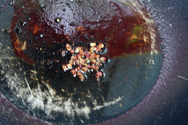 干煸四季豆的做法操作步骤第6步：锅里留少许底油，加适量花椒煸出味道，然后将花椒捞出来