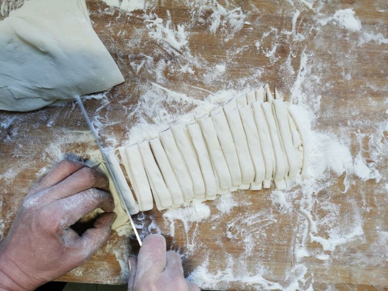 土豆菠菜鸡丝面的做法操作步骤第14步：在切成面片状