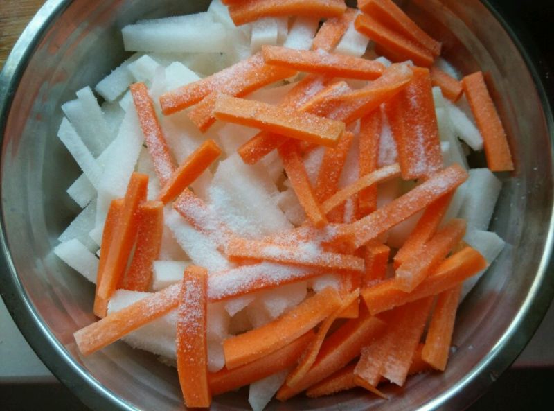 酸辣萝卜的做法操作步骤第1步：白萝卜和胡萝卜切成条，放入适量的盐，用手抓匀腌制半小时。