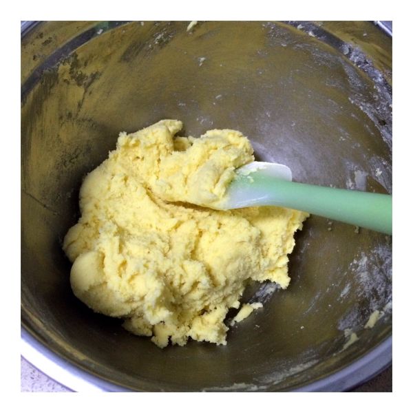 蔓越梅饼干（蛋白打发版）的做法操作步骤第8步：用硅胶刀将黄油和分类拌匀，至看不到面粉。