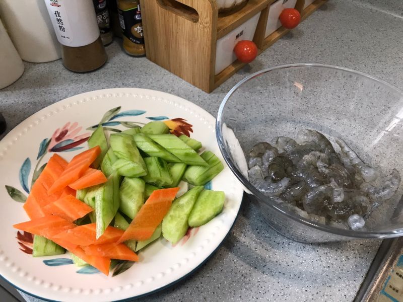 青瓜虾仁的做法操作步骤第1步：虾仁提前剥好，黄瓜胡萝卜去皮洗净后切菱形块
