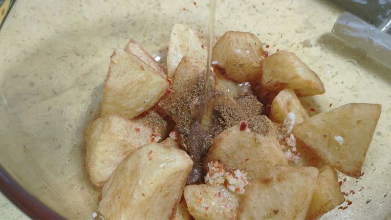 夜市超火小吃锅巴土豆的做法操作步骤第9步：加入配料表中的所有调料，一勺热油喷香