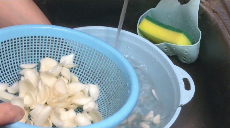 韭菜炒蛋的做法操作步骤第2步：新鲜百合掰成小瓣，清洗干净，沥干水分备用