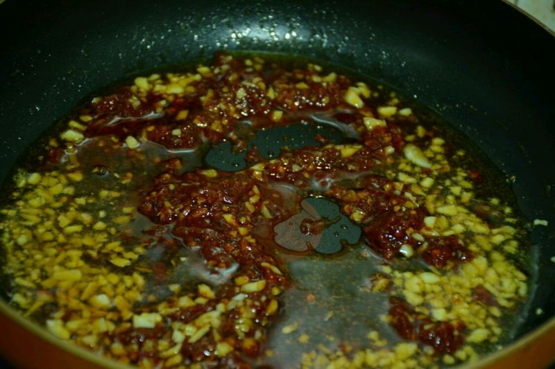 鱼香茄子的做法操作步骤第4步：然后加入豆瓣酱继续翻炒两下出香味。