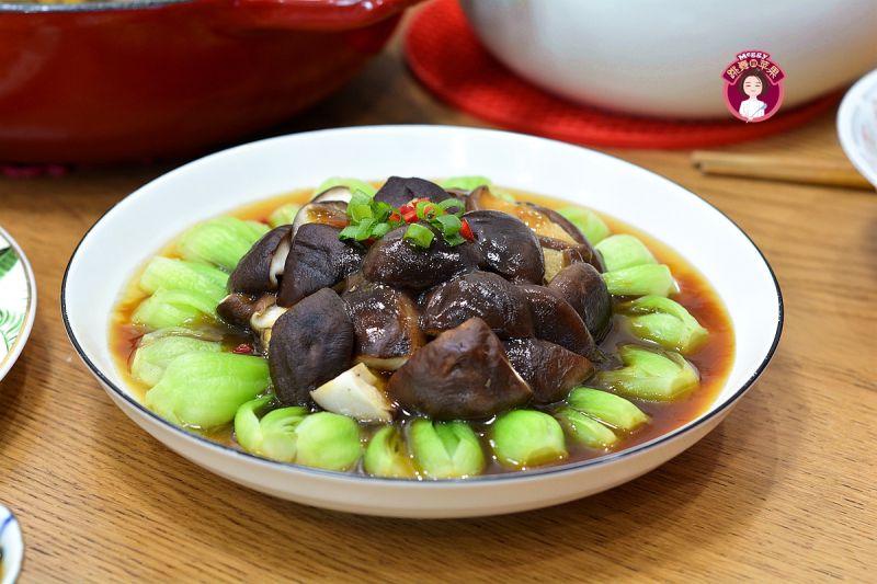 晚餐的做法操作步骤第19步：香菇油菜，用料简单，虽然是素菜，但是营养价值却不低。