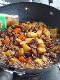 土豆烧牛肉的做法操作步骤第5步：中火煮至汤汁收浓，并能闻到香香的牛肉味道时，加入蚝油调味，即可关火
