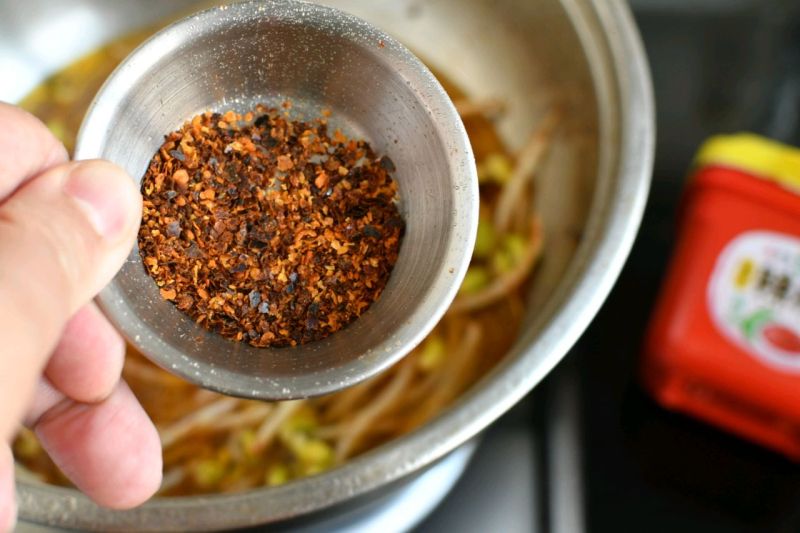 韩式辣牛肉锅的做法操作步骤第8步：锅中加水加辣椒粉