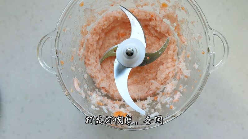 加拿大北极虾蔬菜靓圈圈的做法操作步骤第4步：倒入泡好的葱姜水，打成虾糜备用。
