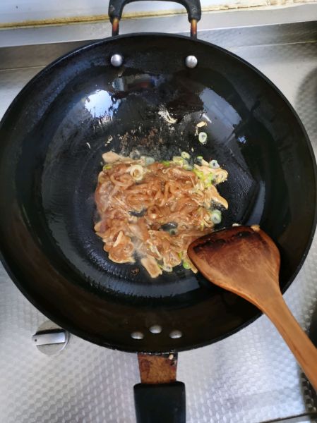 土豆菠菜鸡丝面的做法操作步骤第4步：热油煸炒鸡丝，加入盐、味极鲜、耗油