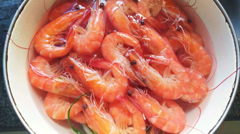 泰式柠檬虾的做法操作步骤第4步：煮好的虾子捞出放入冷水中冷却。然后去掉虾壳，只留虾尾，备用。