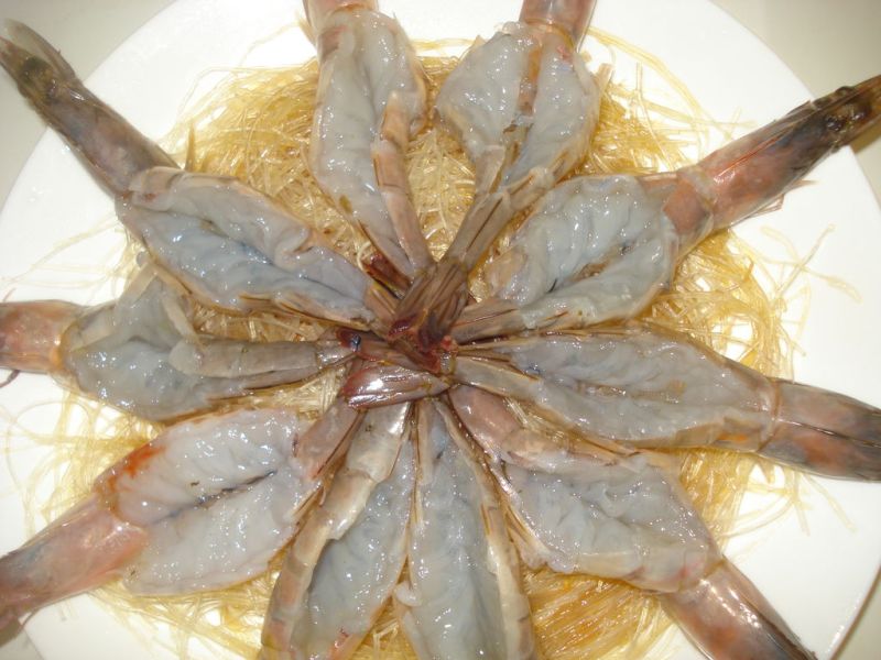蒜蓉粉丝蒸大虾的做法操作步骤第8步：大虾在虾背劈开，去掉虾肠，用刀拍平，平铺在粉丝上