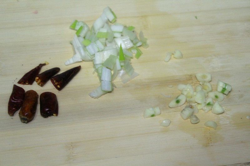干煸四季豆的做法操作步骤第5步：准备葱，蒜，干辣椒，能吃辣的可以多放点