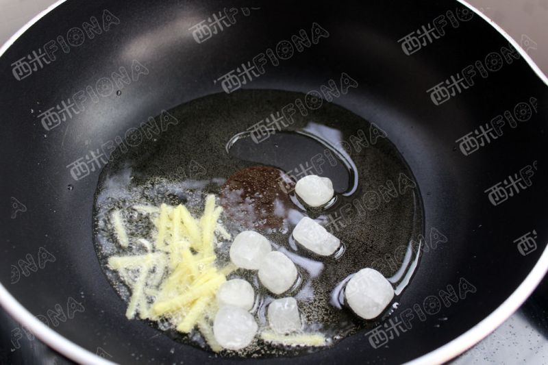 花生炖猪蹄的做法操作步骤第4步：炒锅，适量油，爆香一下姜丝，小火，加入冰糖，一点点水，炒出糖色