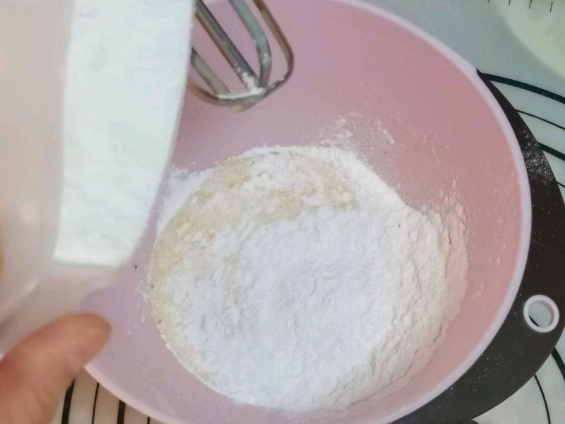 奶香蛋月烧的做法操作步骤第4步：加入混合过筛的粉类，翻拌拌均