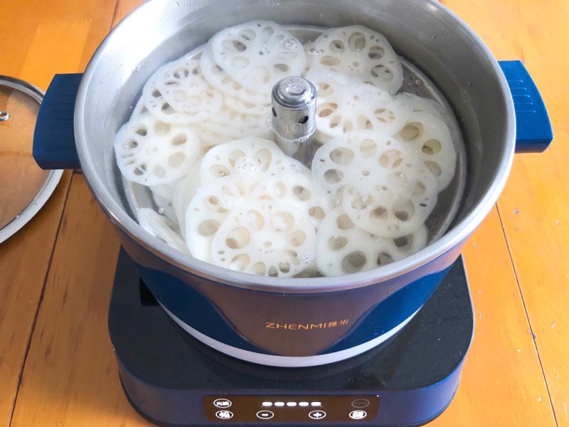 凉拌藕片的做法操作步骤第3步：放入升降电火锅中用水煮2分钟